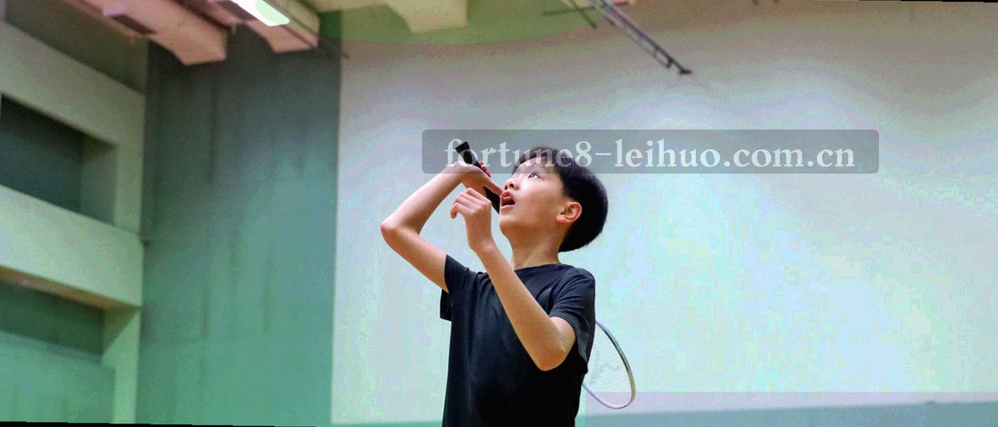 纸面质感底上的抽象线框与同心方框图形，铜棕单色，无文字